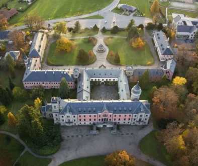 Zámech Sychrov z leteckého pohledu