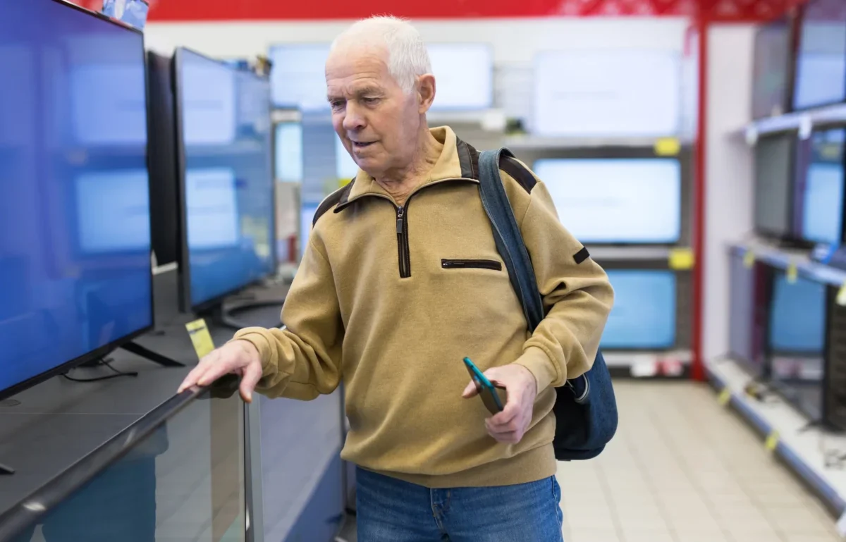 Muž kupující si chytrou televizi.