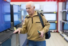 Muž kupující si chytrou televizi.