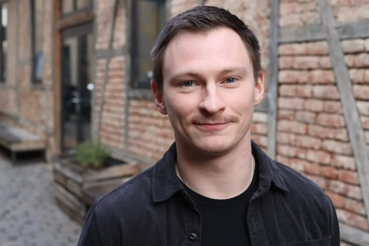 Mikýř pózuje na fotku. 