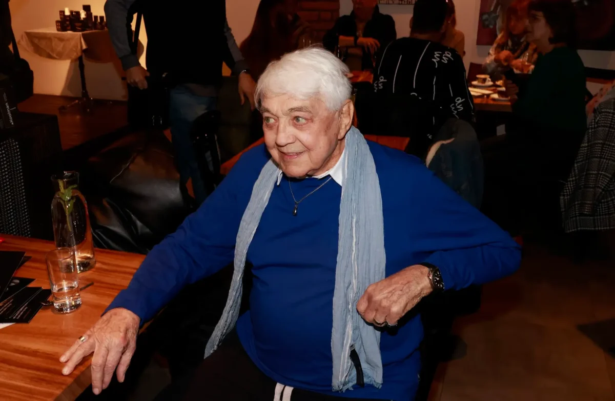 Jiří Krampol sedí u stolu. 