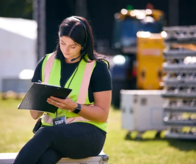 Žena s vestou si něco zapisuje.