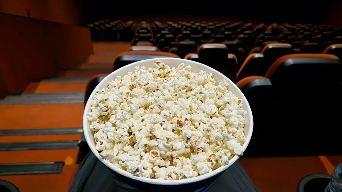 shutterstock_2527150247 | TVGURU.cz Záběr na kyblík popcornu v kině