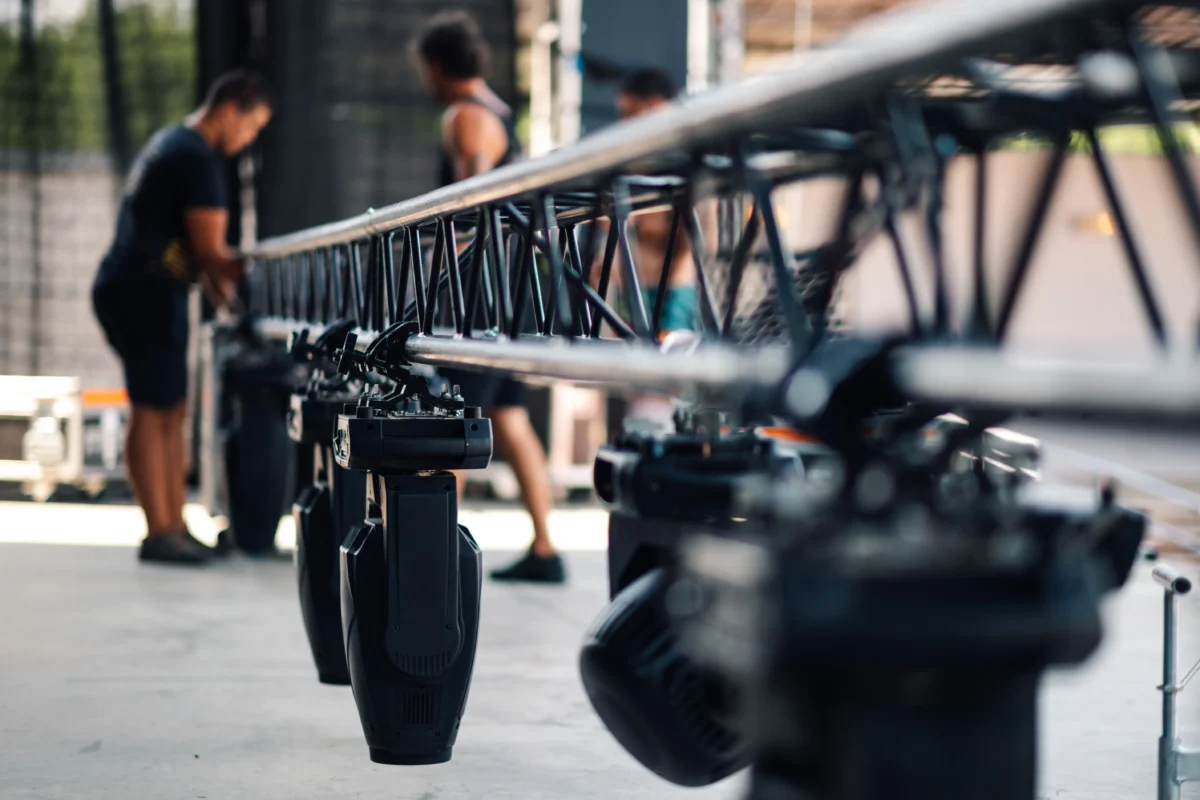 Příprava pódia na vystoupení