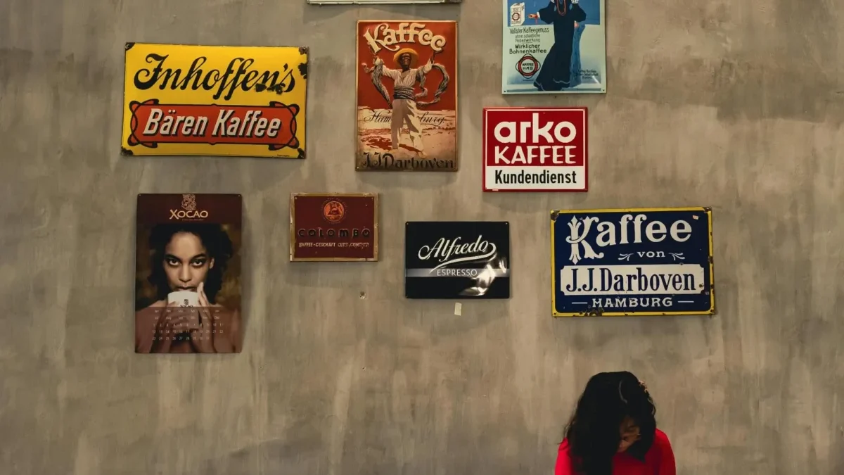Smaltované cedule k reklamě na kávu