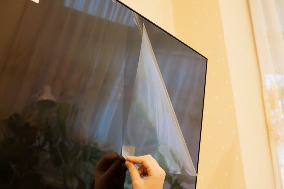 shutterstock_2463106115-2 | TVGURU.cz Odlepování fólie z obrazovky