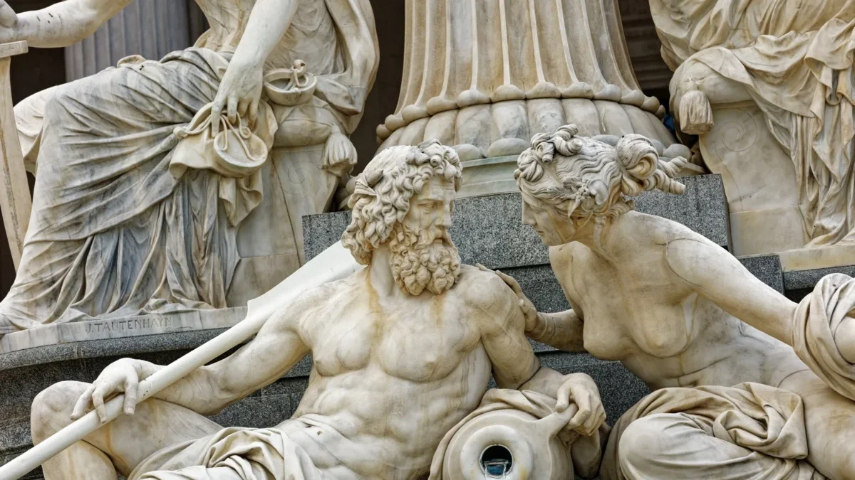 Několik soch u sloupu