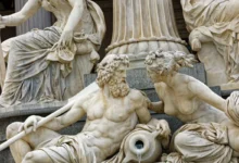 Několik soch u sloupu