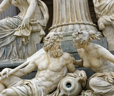 Několik soch u sloupu