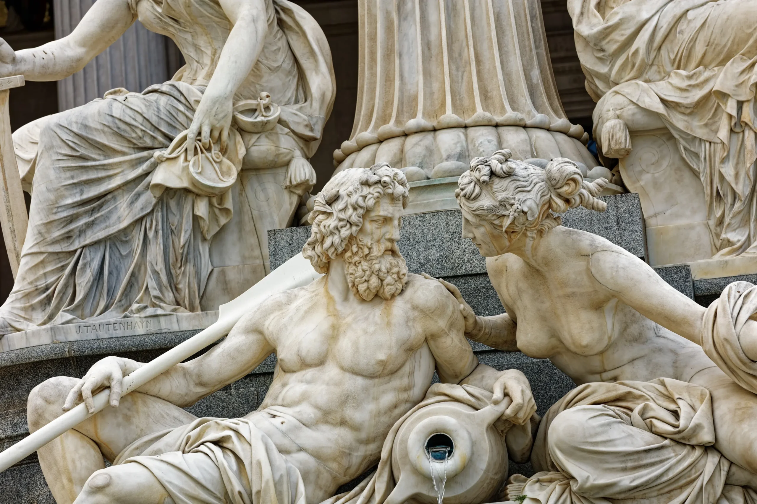 Několik soch u sloupu