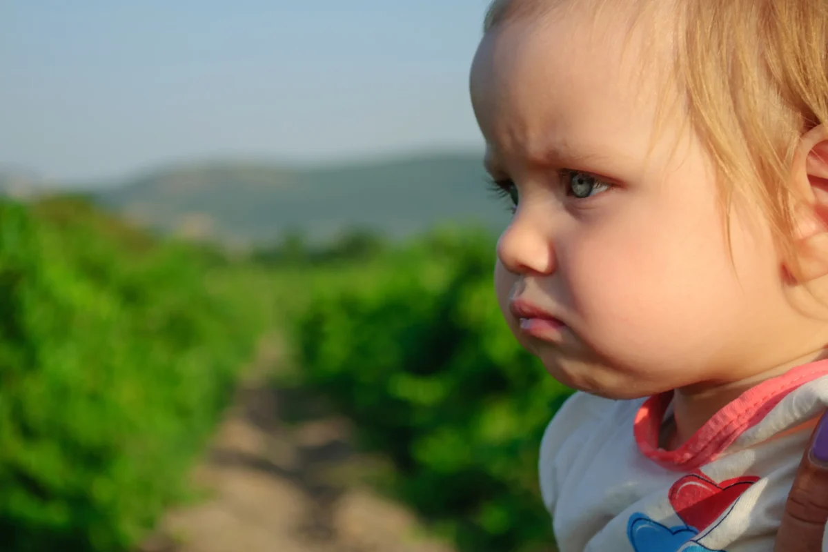 Holčička se tváří naštvaně.