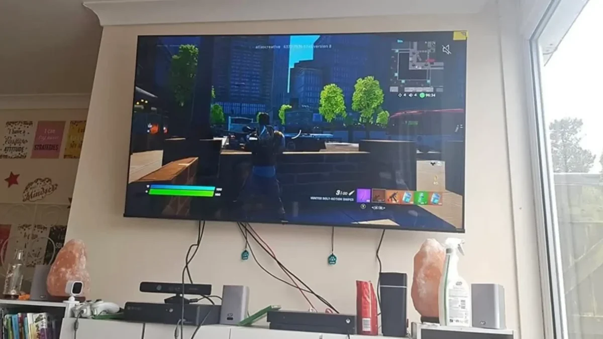 televize hraje na stěně