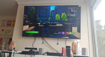 televize hraje na stěně