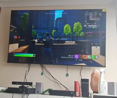 televize hraje na stěně