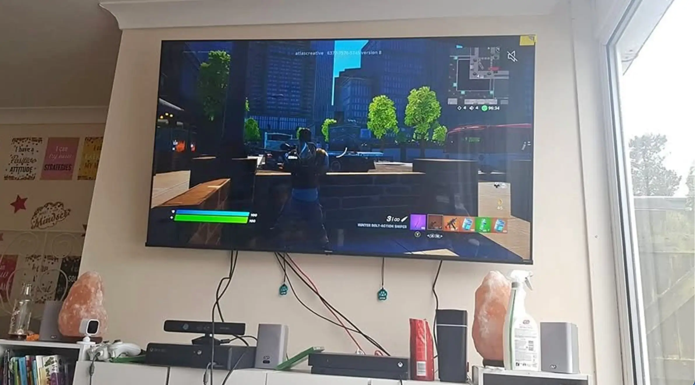 televize hraje na stěně