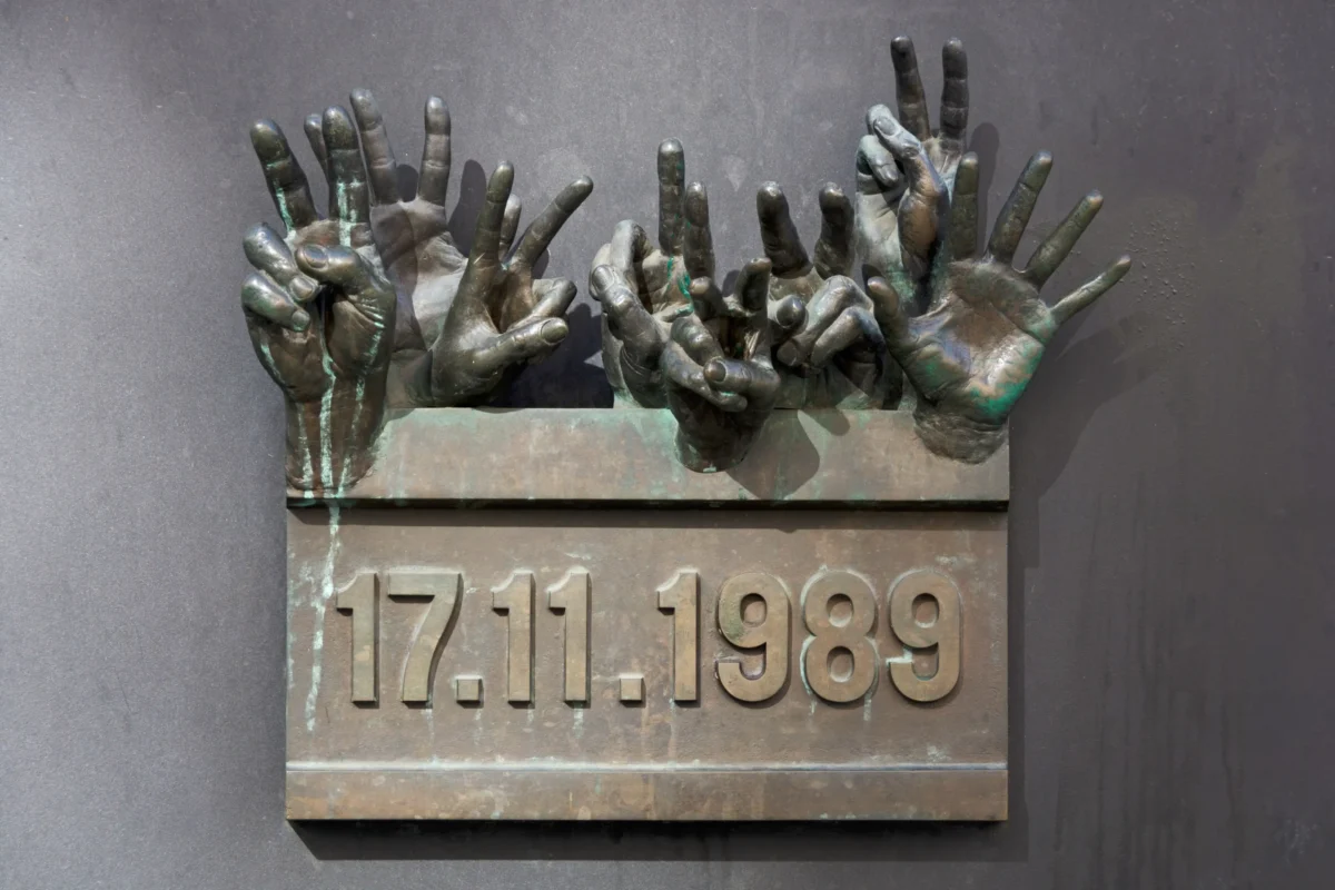 Ruce a datum sametové revoluce.
