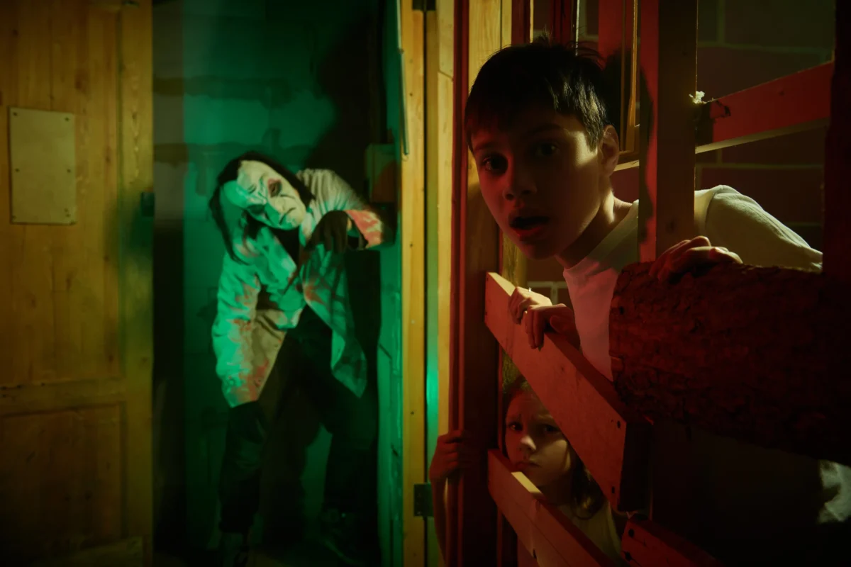 Hororová postava a vyděšený chlapec.