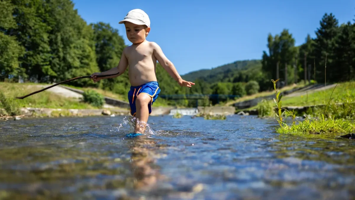 Dítě v řece.