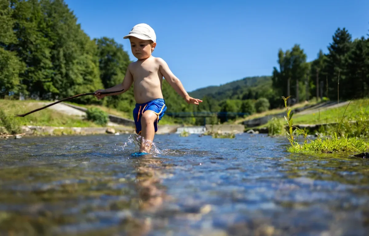 Dítě v řece.