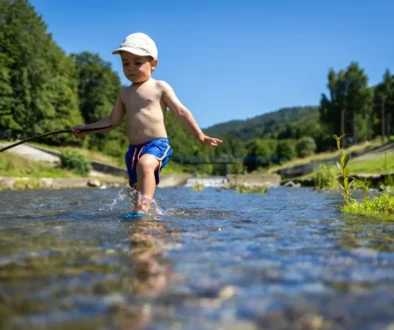 Dítě v řece.