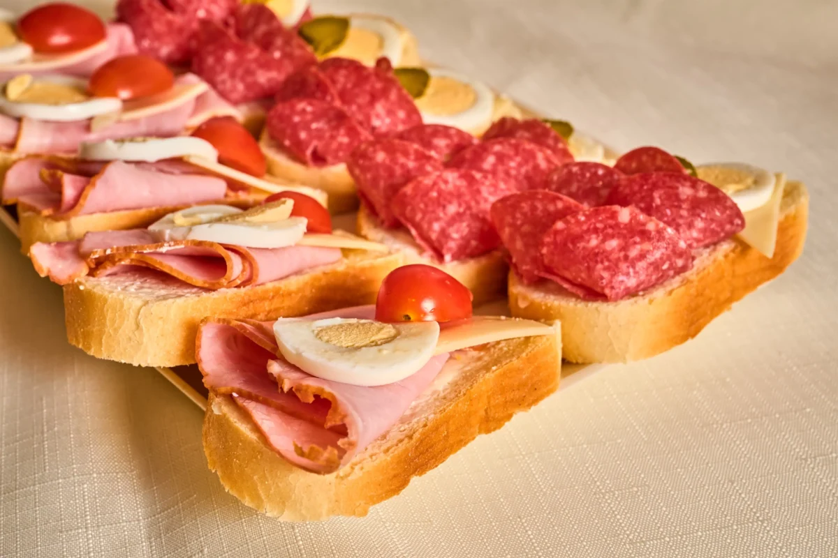 Na táce jsou nandané chlebíčky. 