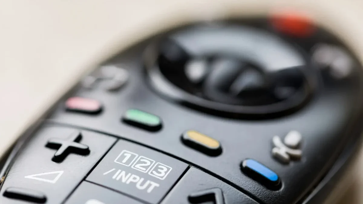 Ptáte se, k čemu jsou barevná tlačítka na ovladačích chytrých televizí? Odpověď vás potěší. Zdroj: Shutterstock