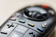 Ptáte se, k čemu jsou barevná tlačítka na ovladačích chytrých televizí? Odpověď vás potěší. Zdroj: Shutterstock
