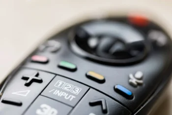 Ptáte se, k čemu jsou barevná tlačítka na ovladačích chytrých televizí? Odpověď vás potěší. Zdroj: Shutterstock