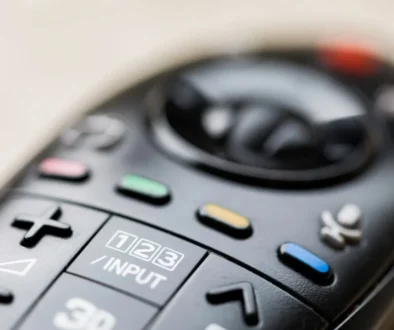 Ptáte se, k čemu jsou barevná tlačítka na ovladačích chytrých televizí? Odpověď vás potěší. Zdroj: Shutterstock