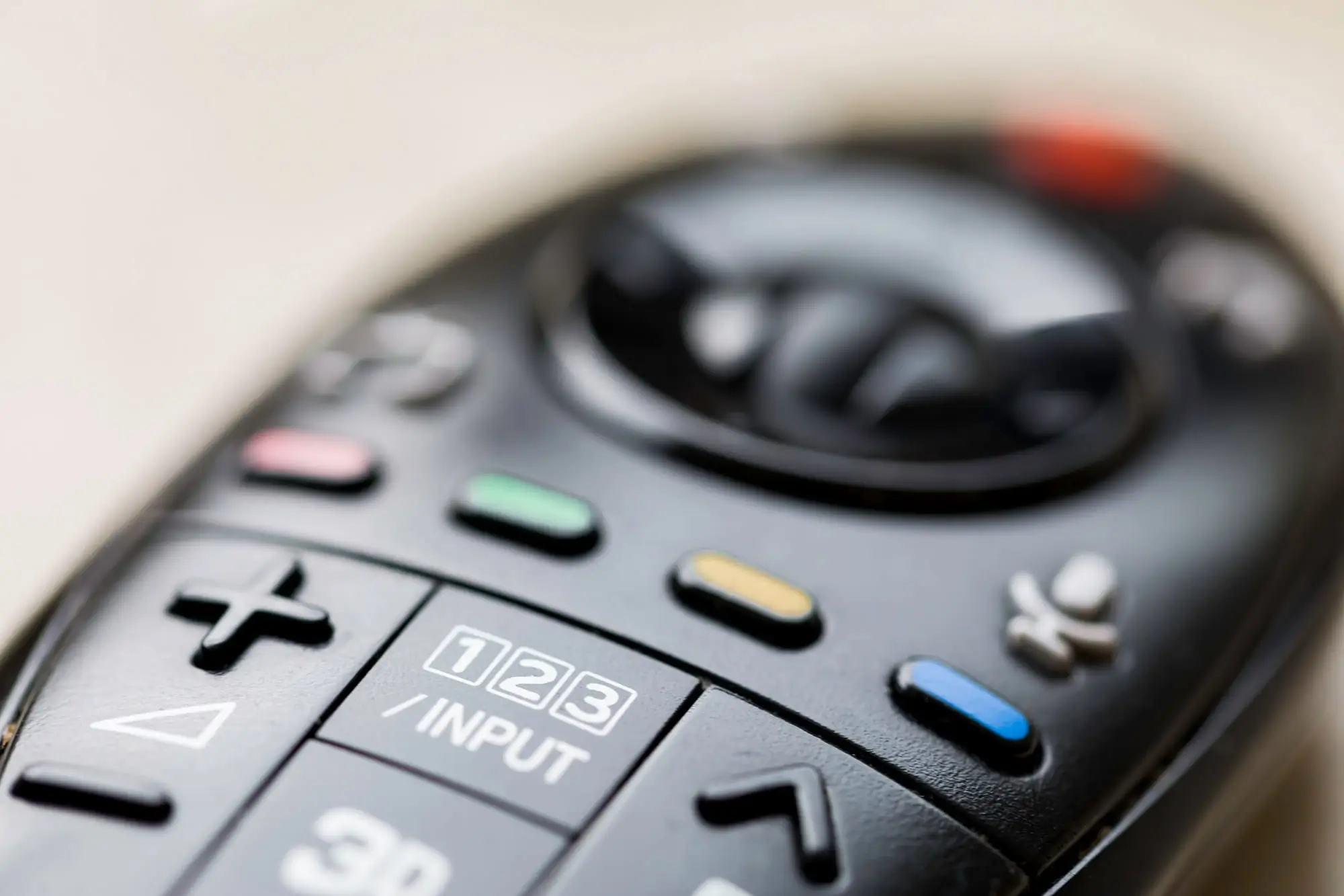 Ptáte se, k čemu jsou barevná tlačítka na ovladačích chytrých televizí? Odpověď vás potěší. Zdroj: Shutterstock