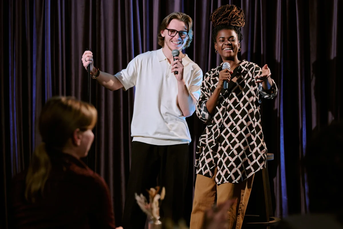 Stand-up komici na pódiu.