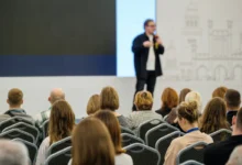 Muž mluví na konferenci.