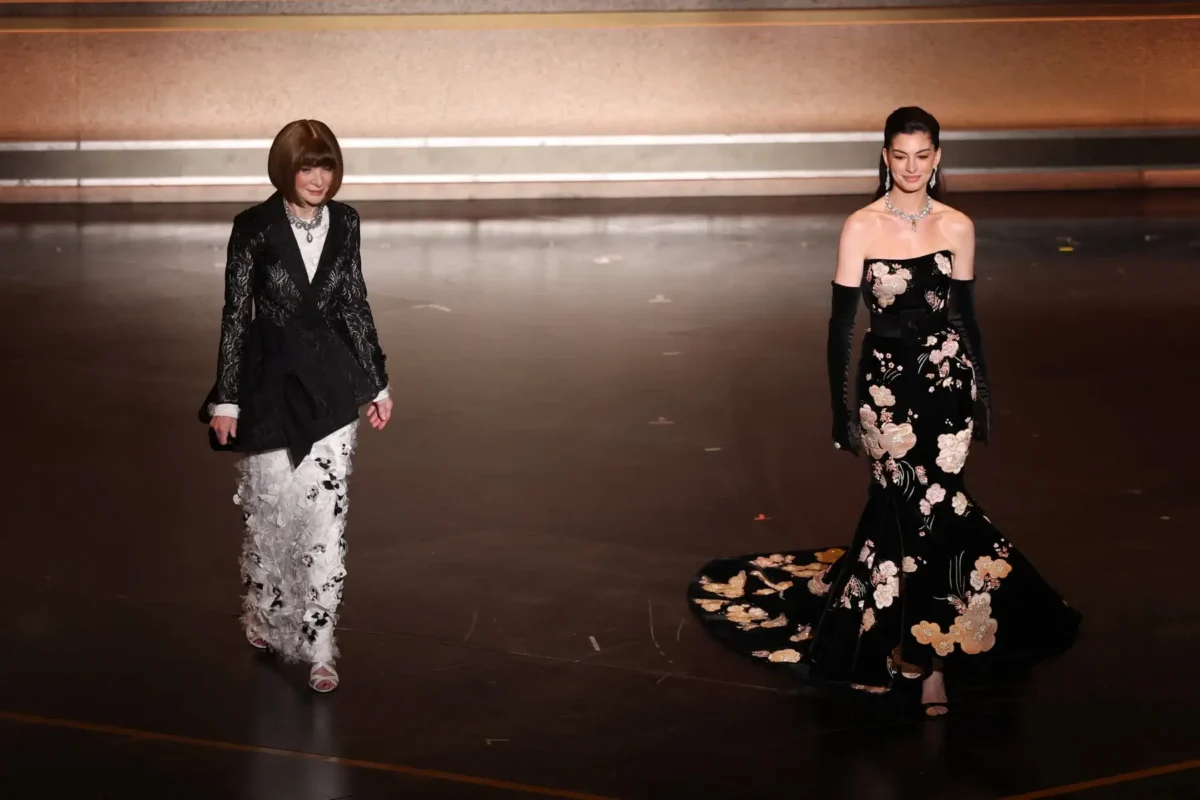 Anne Wintour a Anne Hathaway se sešly na předávání Oscarů. Zdroj: Profimedia | TVGURU.cz Anne Wintour a Anne Hathaway se sešly na předávání Oscarů. Zdroj: Profimedia