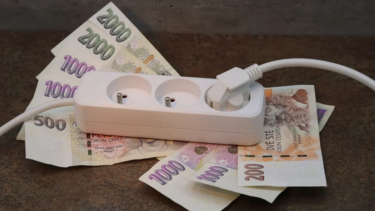 Pod prodlužovákem leží bankovky.