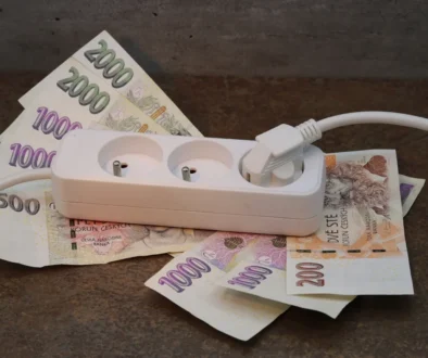 Pod prodlužovákem leží bankovky.