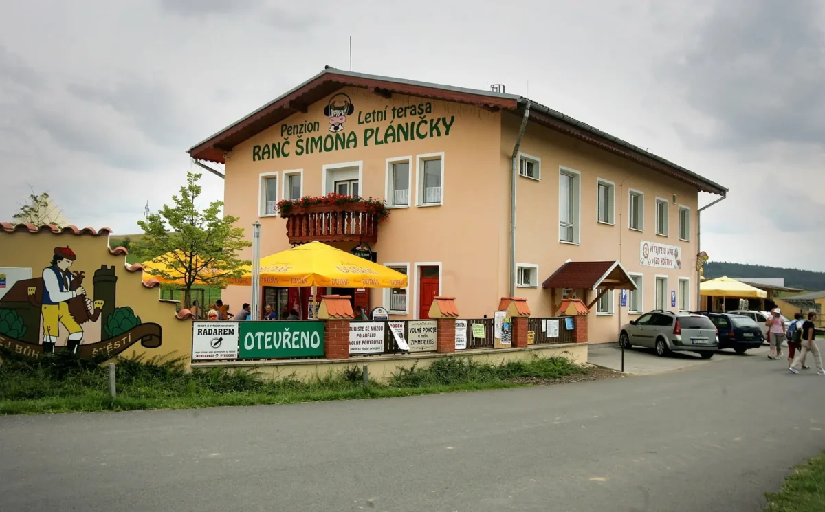 Hoštice proslavila trilogie Slunce, seno, dodnes z toho těží. Zdroj: Profimedia | TVGURU.cz Hoštice proslavila trilogie Slunce, seno, dodnes z toho těží. Zdroj: Profimedia