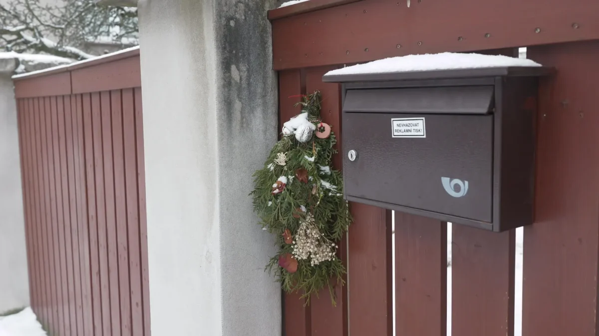 Poštovní schránka s cedulkou. Zdroj: Shutterstock