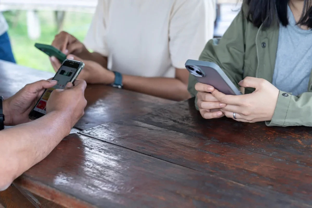 lidí sledují telefon