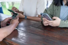 lidí sledují telefon