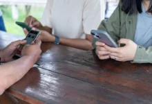 lidí sledují telefon