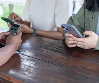 lidí sledují telefon