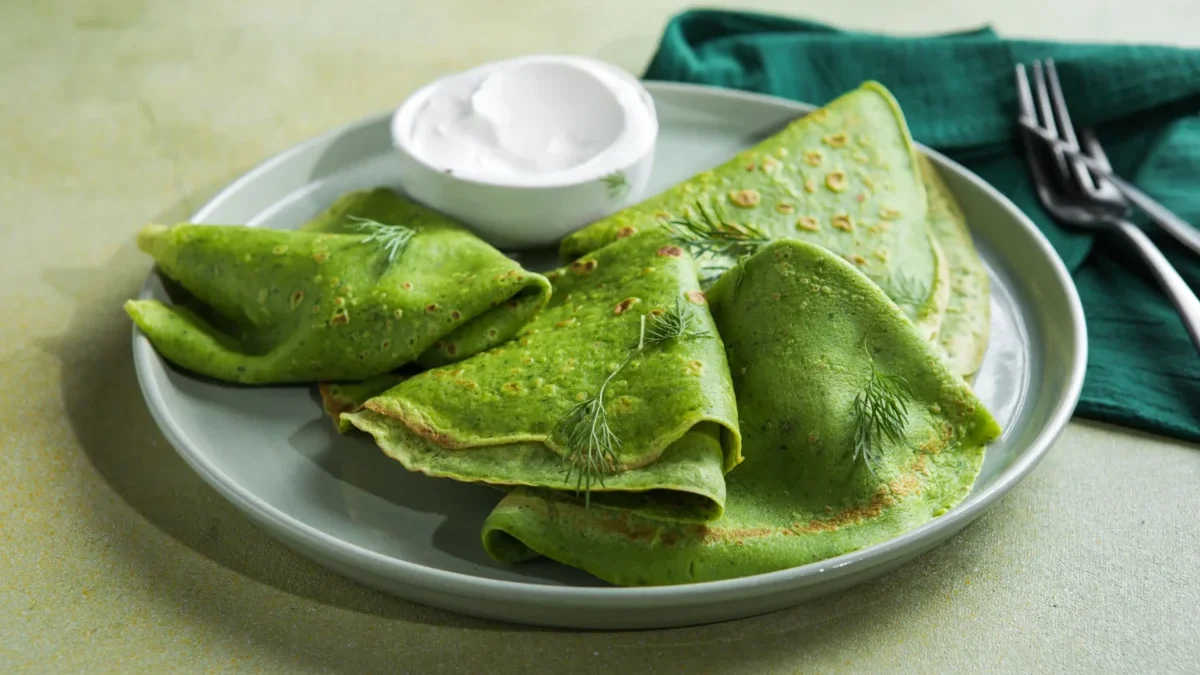 Na talíři jsou naservírované hráškové palačinky.