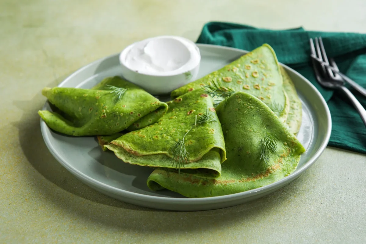 Na talíři jsou naservírované hráškové palačinky.