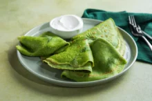 Na talíři jsou naservírované hráškové palačinky.