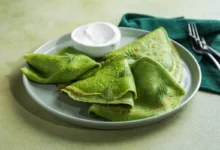 Na talíři jsou naservírované hráškové palačinky.