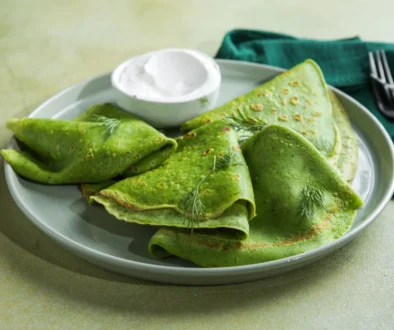 Na talíři jsou naservírované hráškové palačinky.