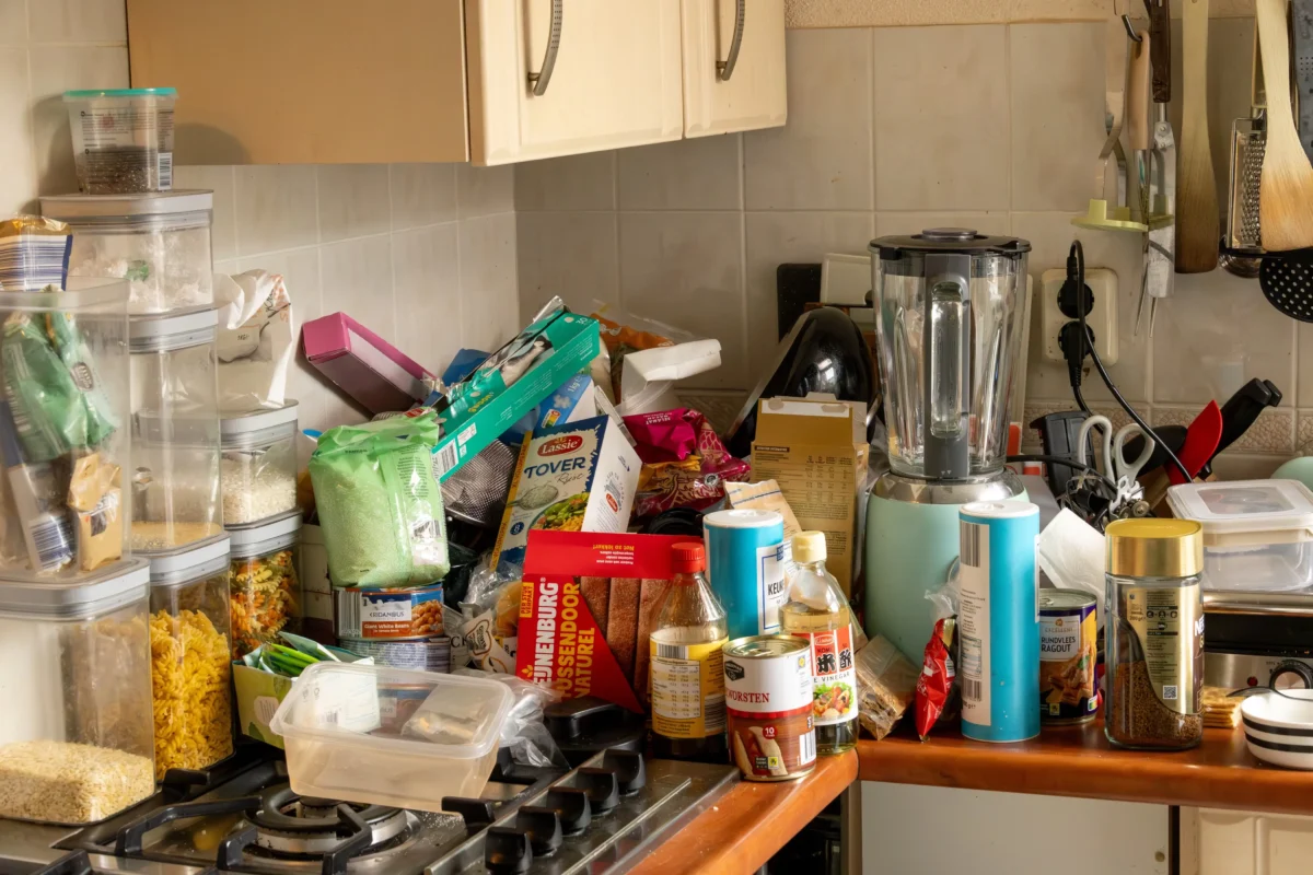 Na lince se válí spousta věcí. 