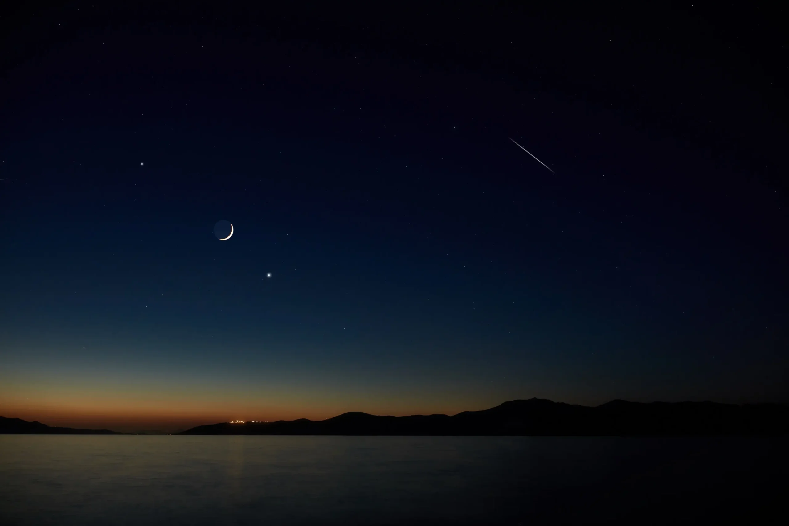 Noční obloha s měsícem a planetami 