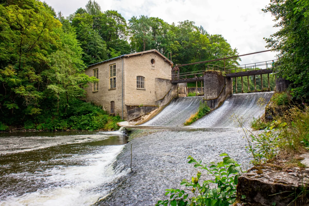 Přístavní město v Estonsku, jehož jméno zní v češtině vulgárně