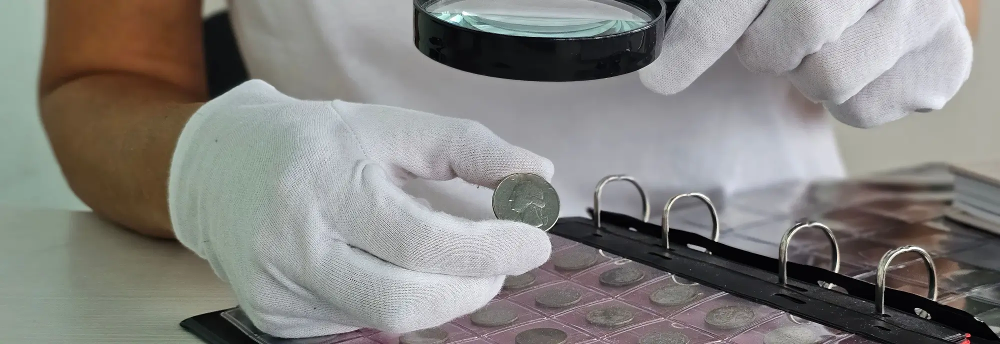 Numismatik zkoumá sbírku mincí | TVGURU.cz Numismatik zkoumá sbírku mincí